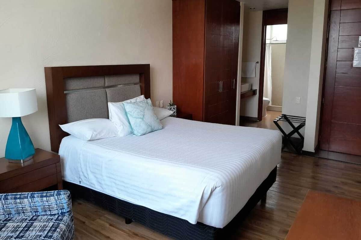 Habitación ejecutiva | 1 dormitorio, caja fuerte, escritorio