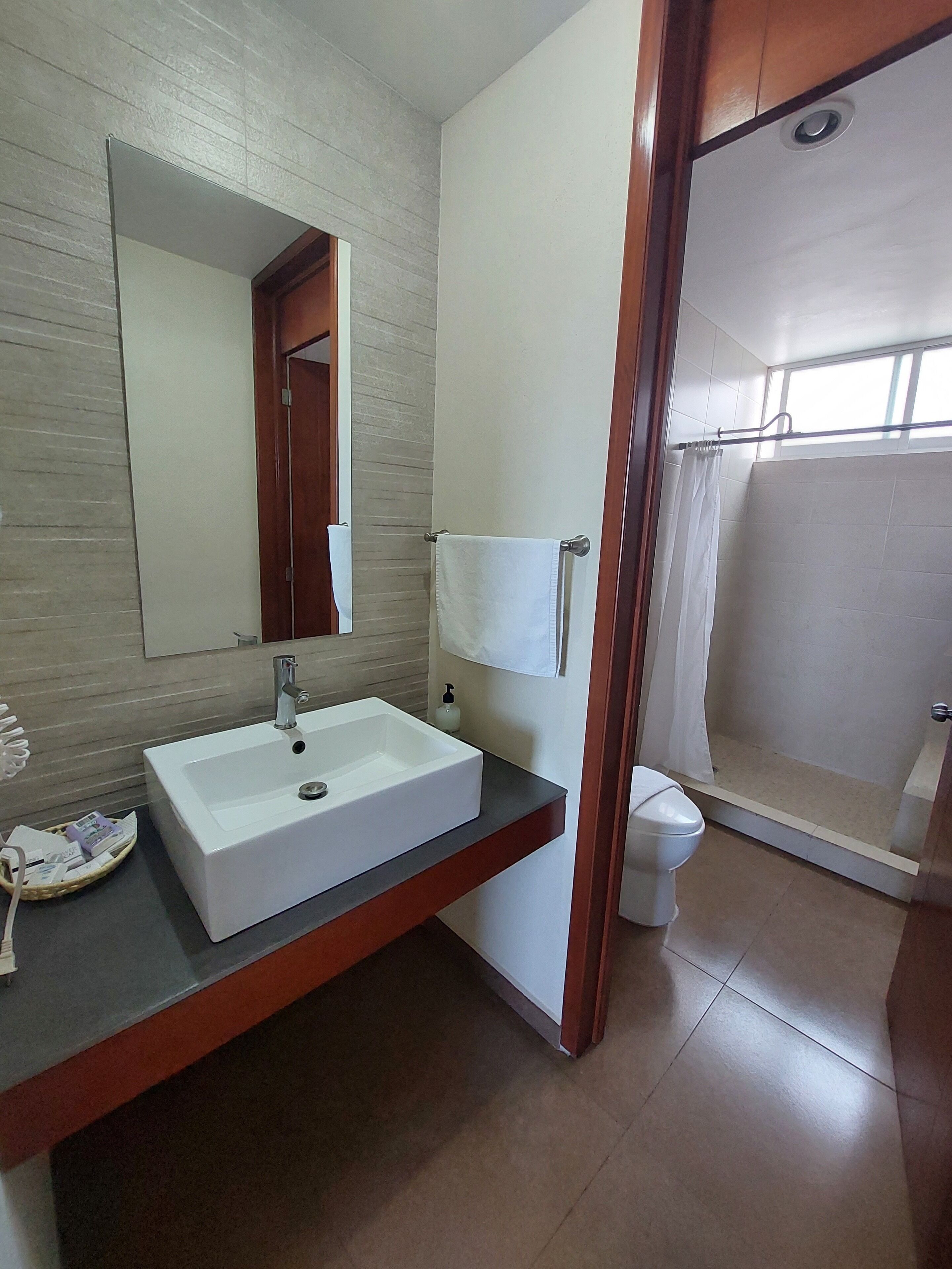 Een douche, designer toiletartikelen, een haardroger, vloerverwarming