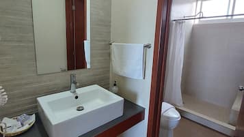 Een douche, designer toiletartikelen, een haardroger, vloerverwarming