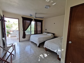 Cortinas blackout, wifi gratis y ropa de cama
