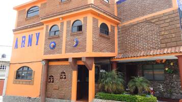 Vista frontal de la propiedad