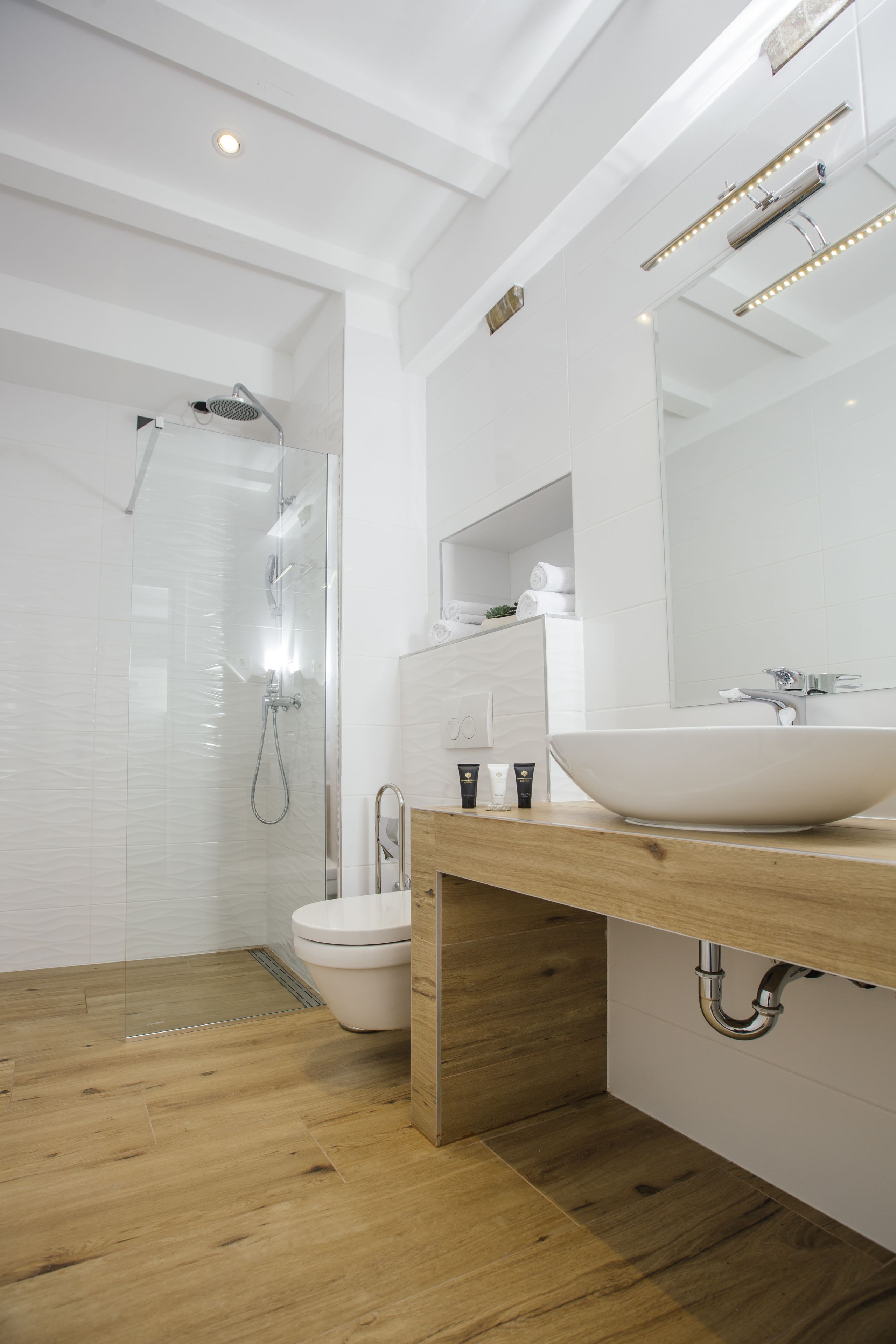 Deluxe Double or Twin Room, Balcony | Bathroom