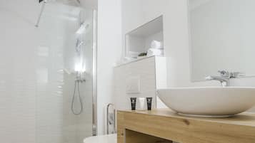 Deluxe Double or Twin Room, Balcony | Bathroom