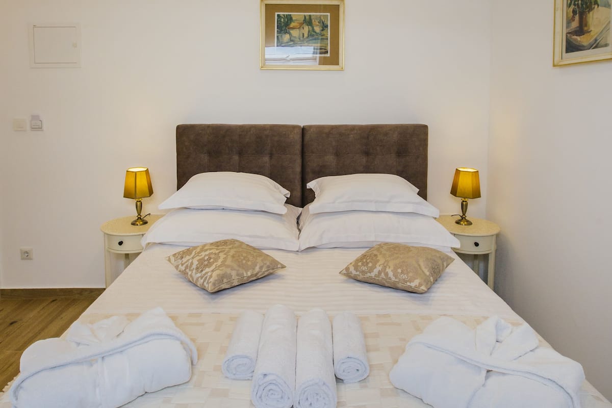 Superior kamer, 1 twee- of 2 eenpersoonsbedden | 1 slaapkamer, luxe beddengoed, een minibar, een kluis op de kamer