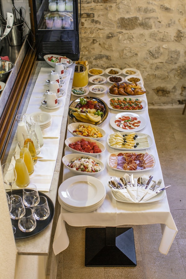 Free daily full breakfast 