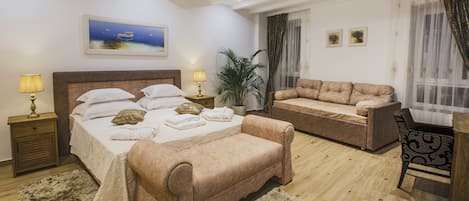 Deluxe kamer, 1 twee- of 2 eenpersoonsbedden, uitzicht op stad | Woonruimte | Een 106-cm smart-tv met satellietzenders en een televisie