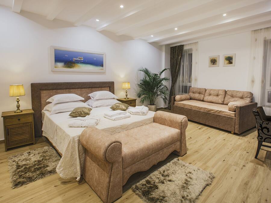 Habitación Deluxe con 1 cama doble o 2 individuales, vistas a la ciudad | Zona de estar | Smart TV de 106 cm con canales por satélite, una televisión