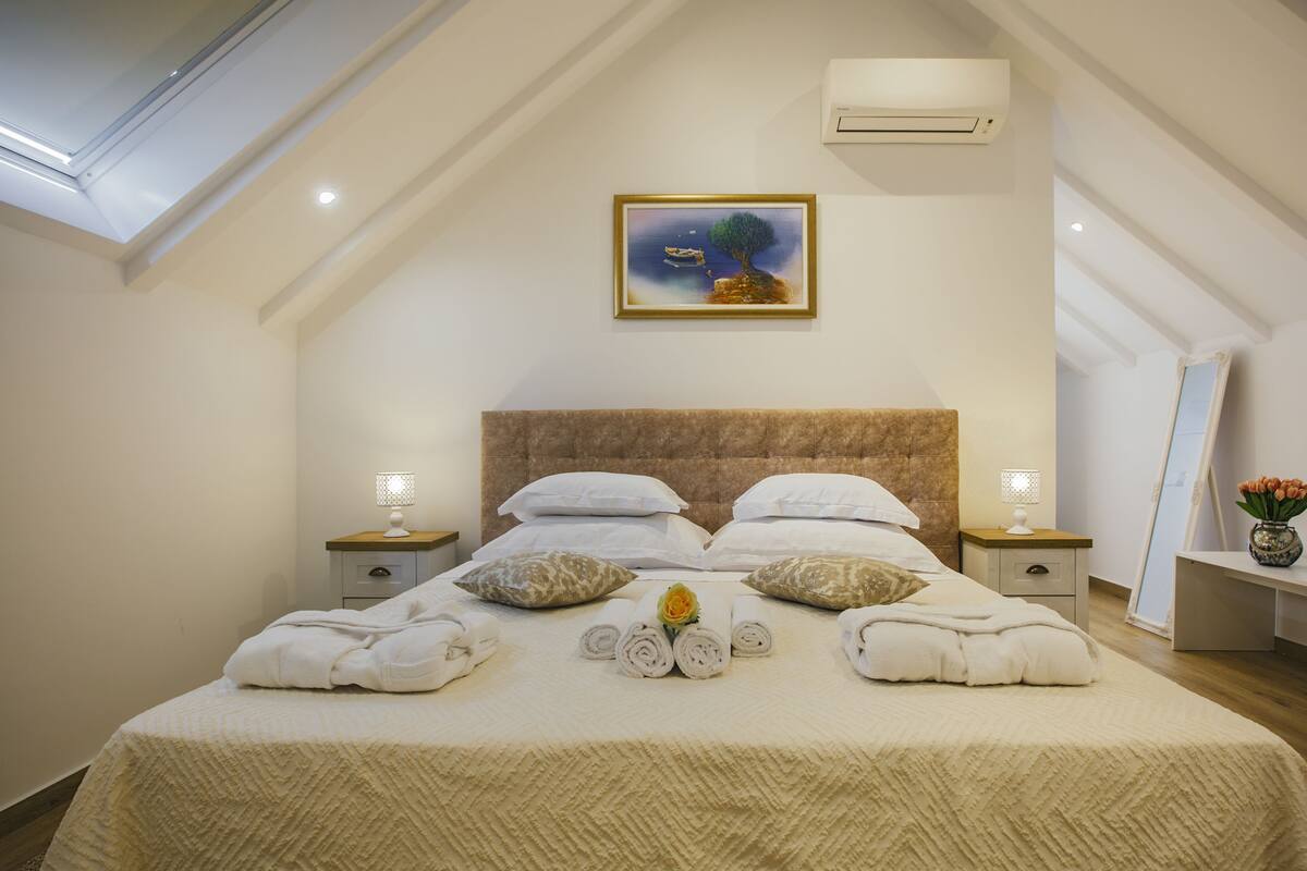 Deluxe Double or Twin Room | 1 bedroom, premium bedding, minibar, in-room safe