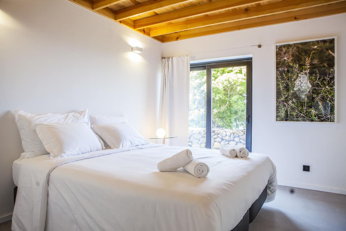 Cottage, 3 Bedrooms, Ocean View | Individually decorated, desk, laptop workspace, blackout drapes