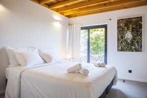 Decoración personalizada, escritorio y espacio para trabajar con laptop 