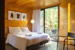 Decoración personalizada, escritorio y espacio para trabajar con laptop 