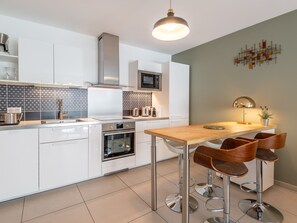 Kühlschrank, Mikrowelle, Ofen, Geschirrspüler