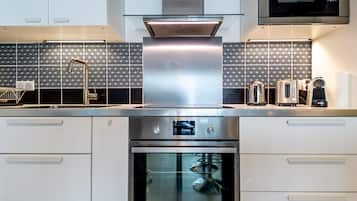 Geladeira, micro-ondas, fogão, lava-louças