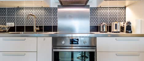 Refrigerador, microondas, horno y lavavajillas