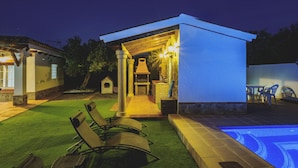 A modern outdoor patio with a pool, lounge chairs, and a barbecue area. - Cubo's Casa La Dehesilla High Privacy and Pool  / Private pool / free wifi (Alhaurín el Grande)