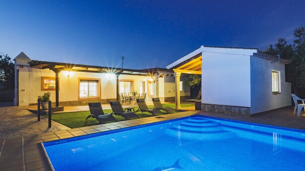 A swimming pool with lounge chairs and a covered patio area. - Cubo's Casa La Dehesilla High Privacy and Pool  / Private pool / free wifi (Alhaurín el Grande)