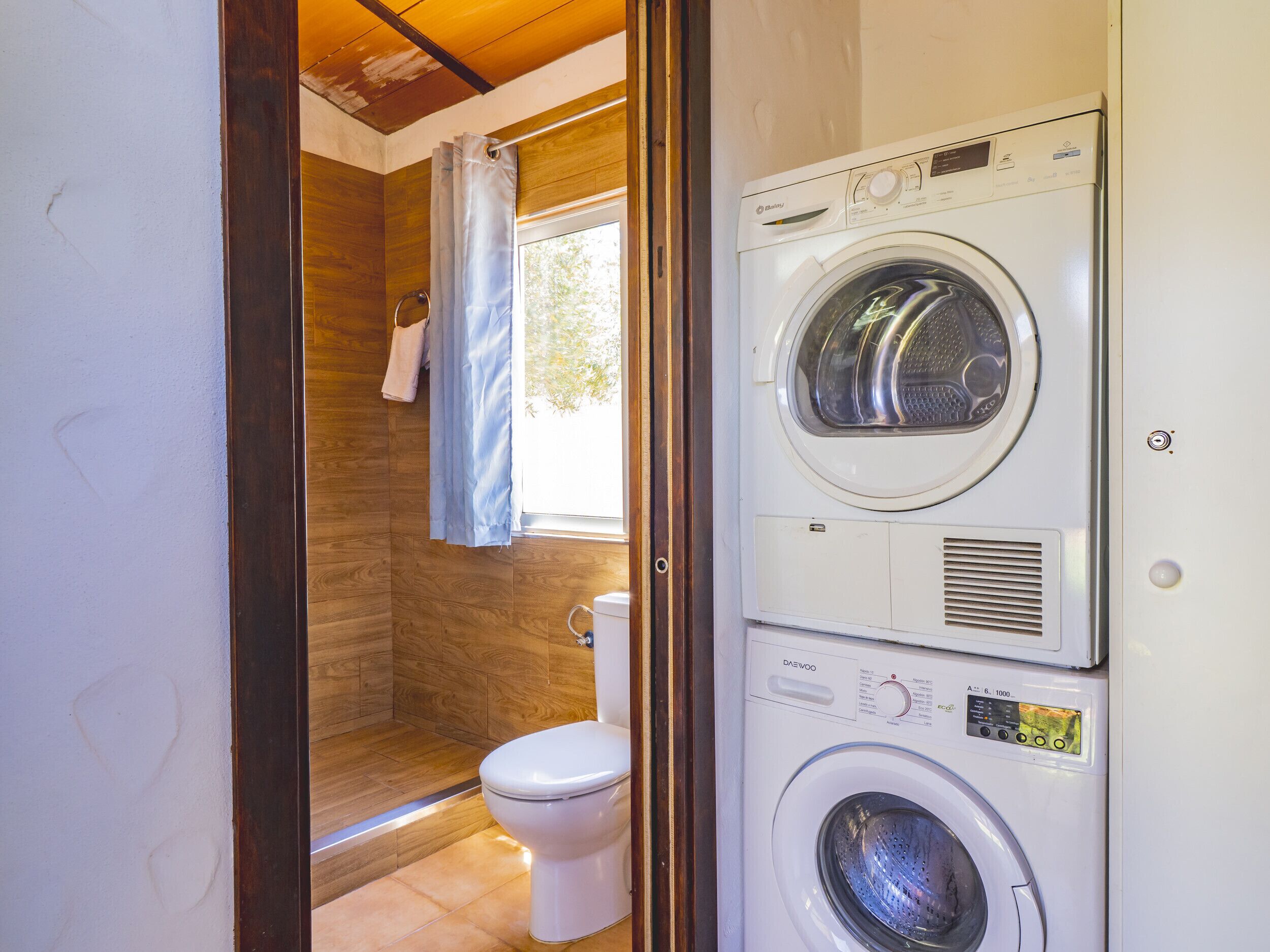 Chuveiro, secador de cabelo, toalhas de banho 