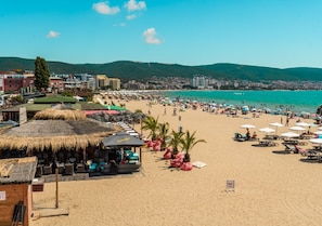 Beach nearby, sun loungers, beach towels