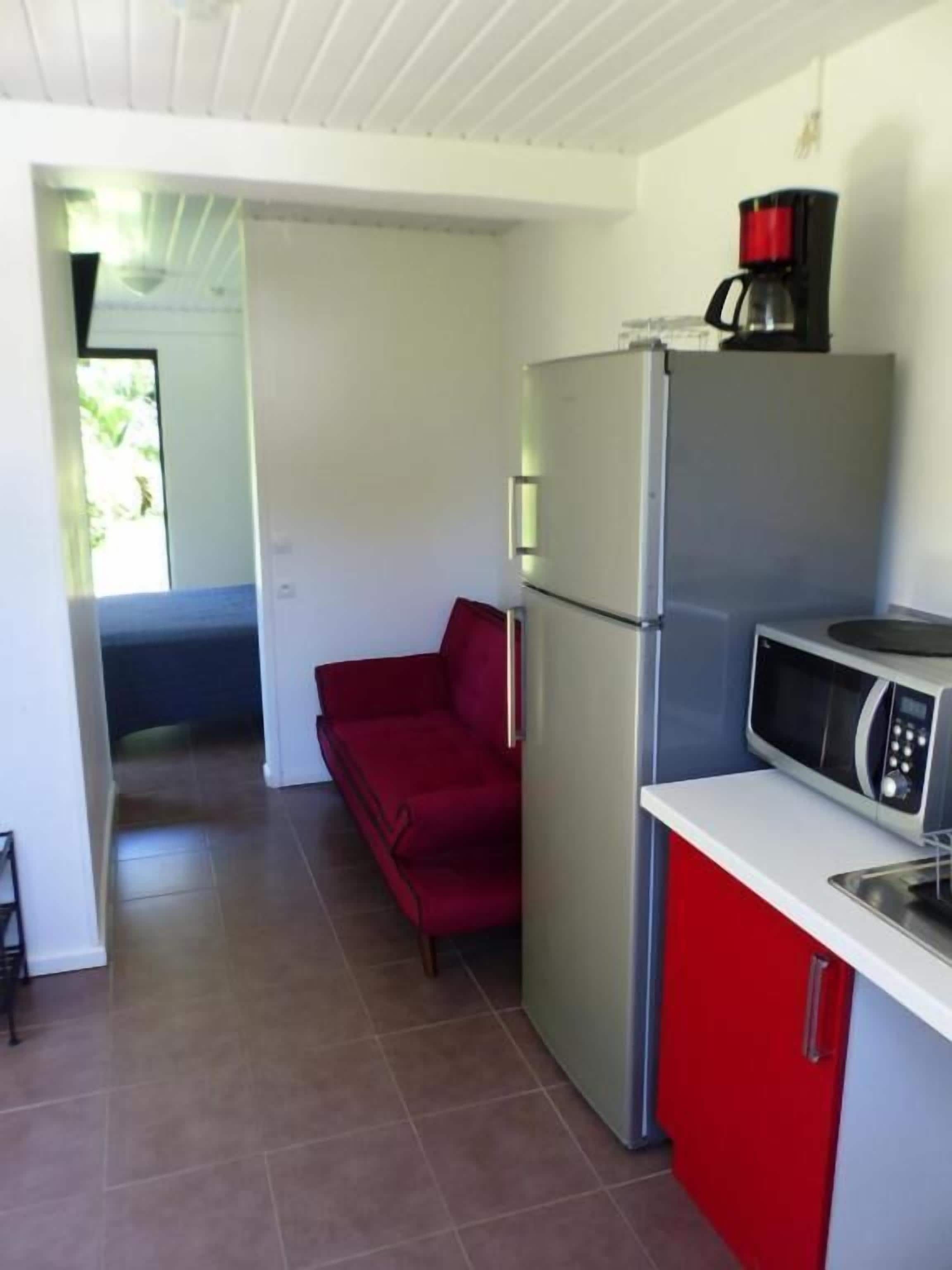 Geladeira, micro-ondas, cooktop, chaleira elétrica