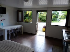 Tabla de planchar con plancha, wifi gratis y ropa de cama