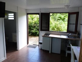 Refrigerador, microondas, placa de cocina, tetera/pava eléctrica