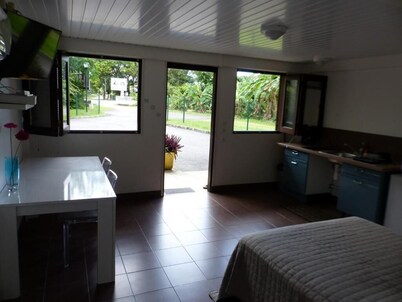 Au Petit Canal Fleuri 