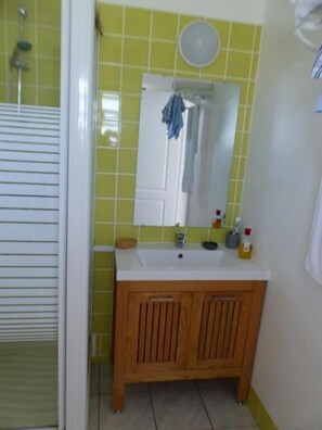 Douche, articles de toilette gratuits, serviettes fournies
