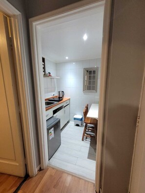 Beautiful room in great location | Private kitchen | Microwave, stovetop, toaster, spices - Casa Marcoleta (Santiago)