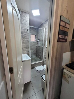 Charming room in an excellent location | Bathroom | Shower, hair dryer, towels, soap - Casa Marcoleta (Santiago)