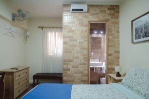 City Double Room | Individually decorated, individually furnished, iron/ironing board - Casa Marcoleta (Santiago)