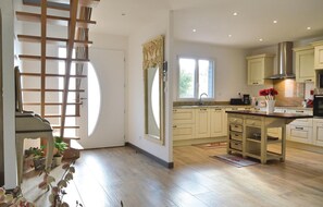Fridge, microwave, stovetop, dishwasher