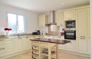 Fridge, microwave, stovetop, dishwasher - Gorgeous home in Saint-Denoeux with sauna (Saint-Denoeux)