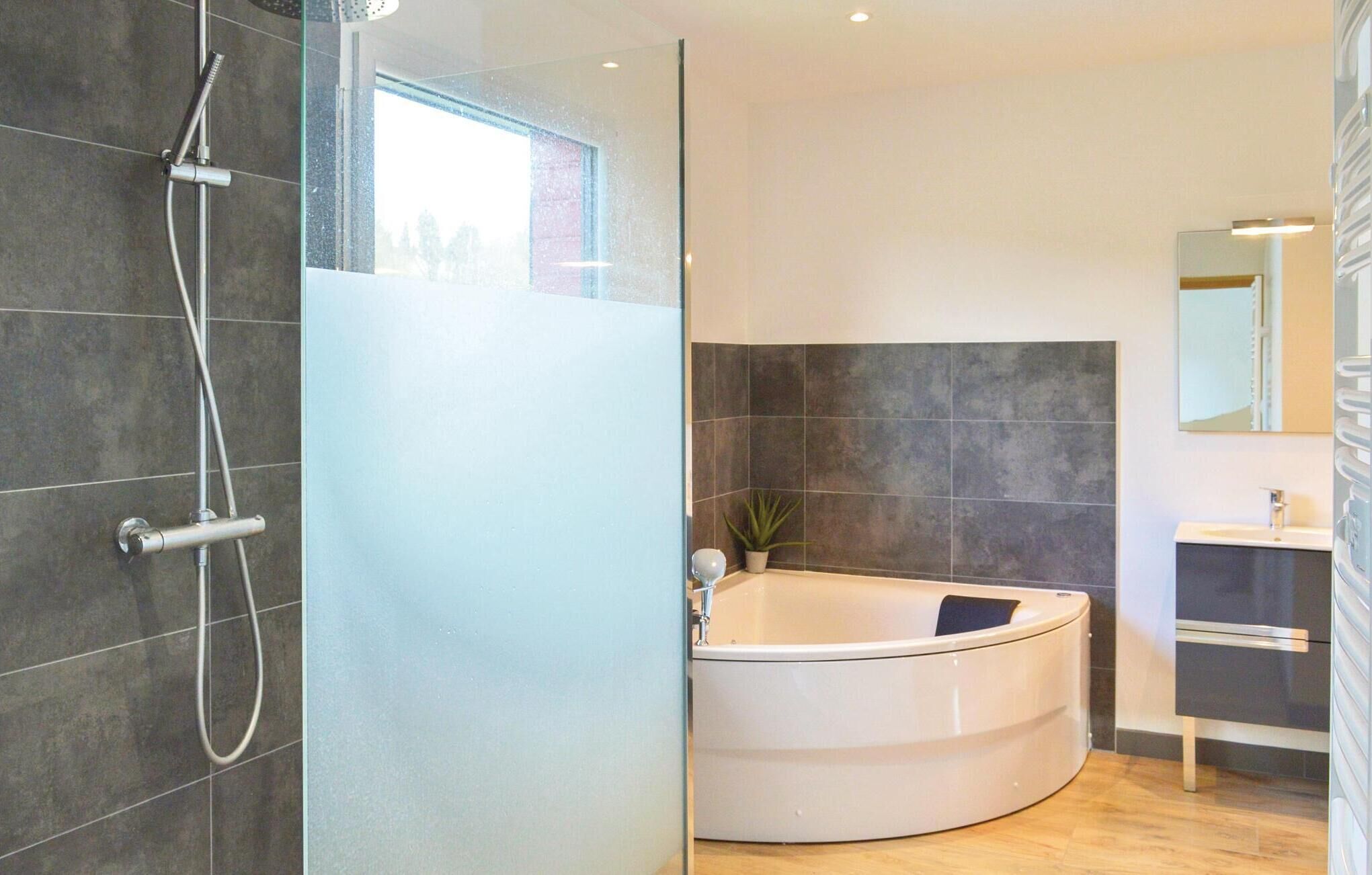 Combined shower/bathtub