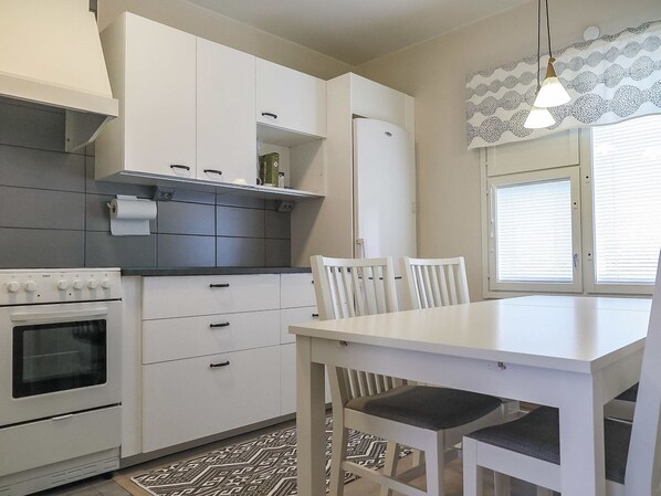 Fridge, microwave, dishwasher, cookware/dishes/utensils