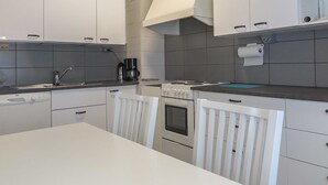 Kjøleskap, mikrobølgeovn, oppvaskmaskin og kjøkkenutstyr