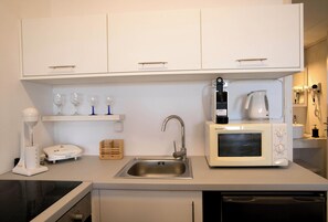 Fridge, microwave, oven, coffee/tea maker