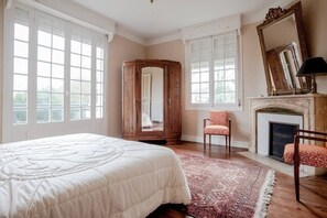 6 slaapkamers, een strijkplank/strijkijzer, wifi, beddengoed