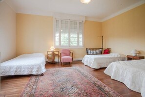 6 bedrooms, iron/ironing board, WiFi, bed sheets