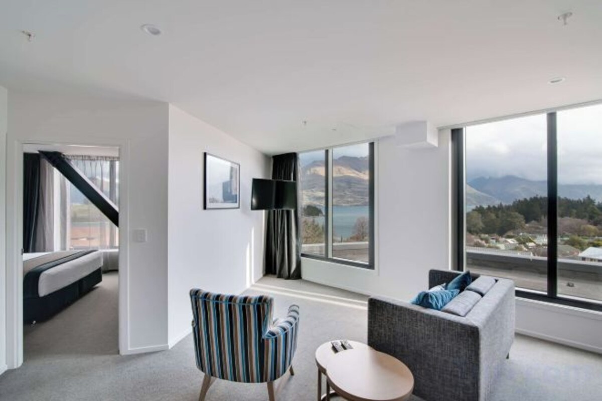 One Bedroom Apartment, Lake View