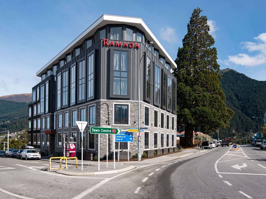 Un edificio moderno con un cartel que dice 'RAMADA' en la parte superior.