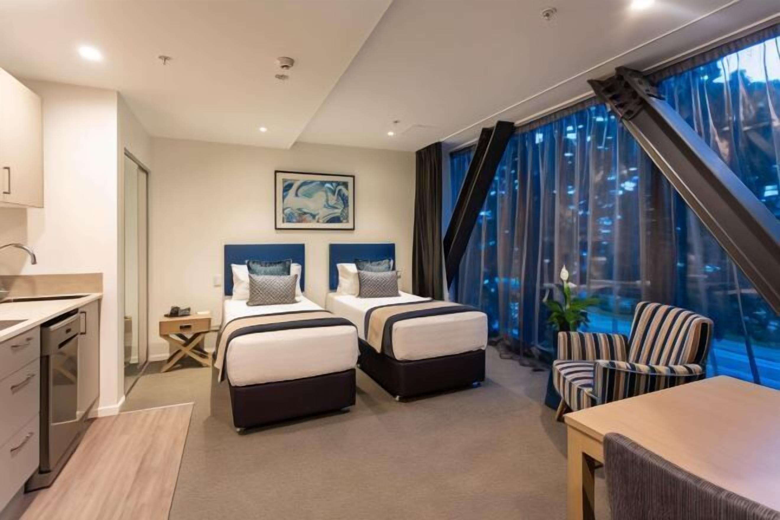 Verdunkelungsvorhänge, schallisolierte Zimmer, Bügeleisen/Bügelbrett