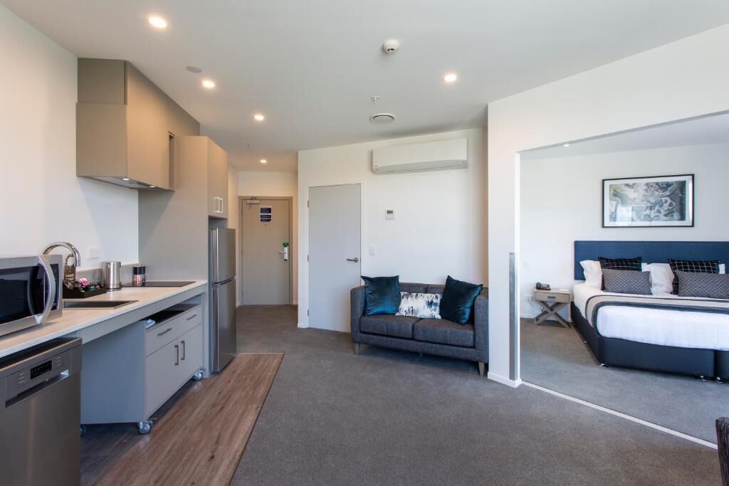 Blendingsgardiner, lydisolert, strykejern/-brett og barnesenger