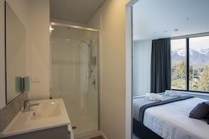 Two Bedroom Apartment, Lake View | Bathroom