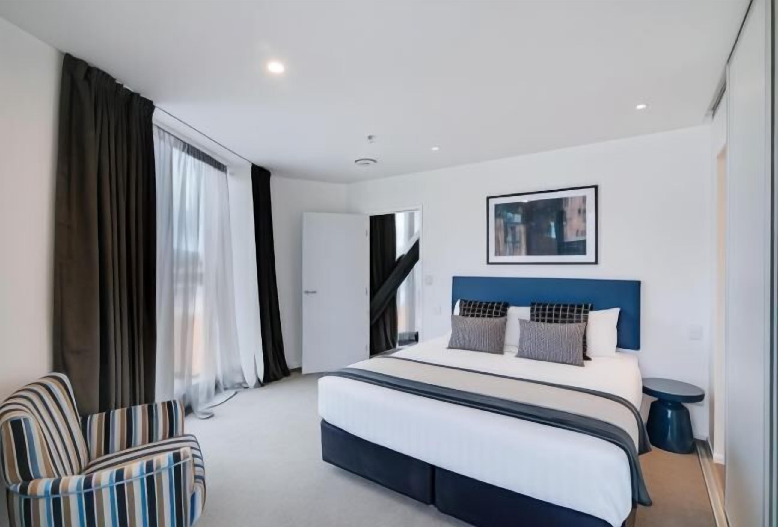 Verdunkelungsvorhänge, schallisolierte Zimmer, Bügeleisen/Bügelbrett