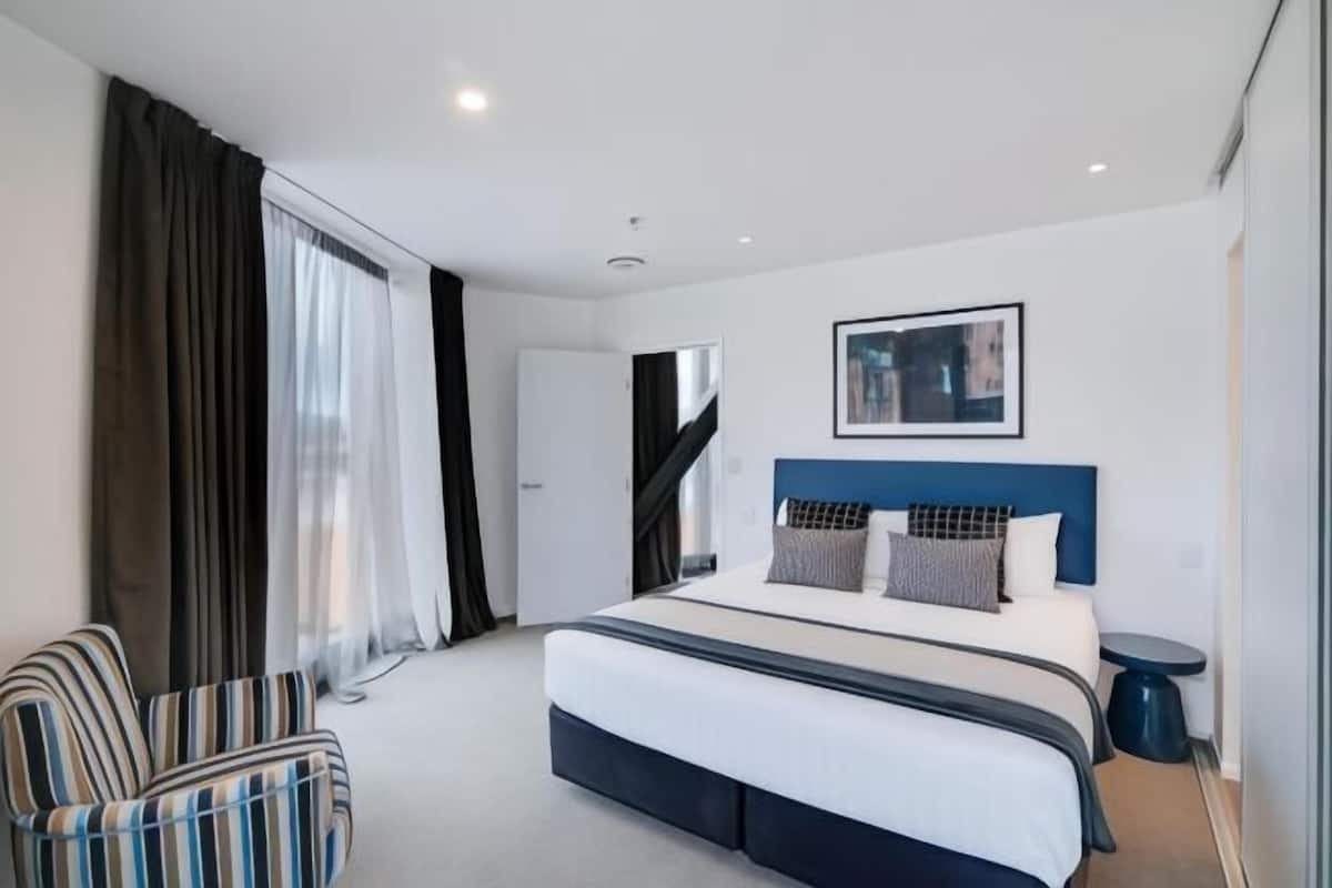 Verdunkelungsvorhänge, schallisolierte Zimmer, Bügeleisen/Bügelbrett