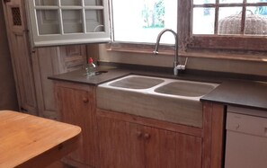 Fridge, microwave, oven, stovetop - Costa Brava, Begur, Magnifique Maison de village avec piscine et parking (Begur)
