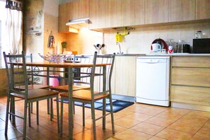 Kylskåp, mikrovågsugn, ugn och spishäll
