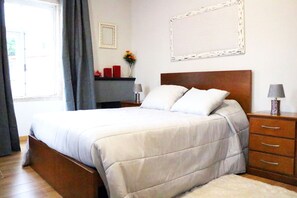2 habitaciones, escritorio y tabla de planchar con plancha 