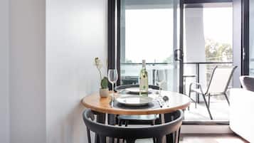 Apartemen Deluks, 1 Tempat Tidur Queen dengan tempat tidur Sofa, pemandangan kota | Makan di kamar