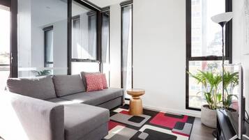 Apartemen Deluks, 1 Tempat Tidur Queen dengan tempat tidur Sofa, pemandangan kota | Area keluarga | Smart TV dan Netflix